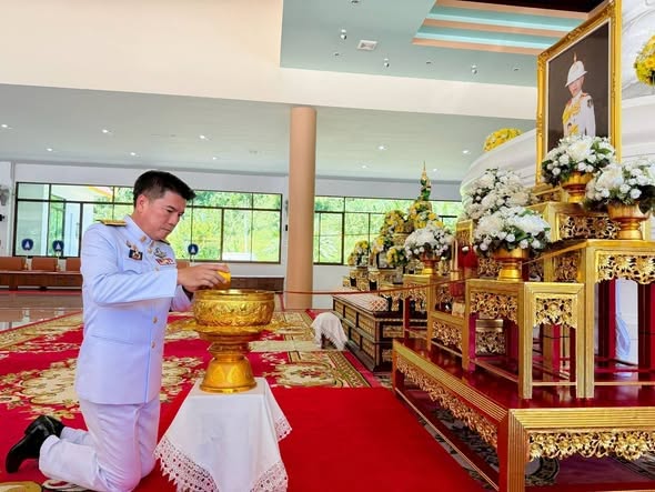 title - วันที่ 13 มิถุนายน 2569                  นางสาวฐิติรัตน์ เต็มเฉื่อย ปฏิรูปที่ดินจังหวัดพังงา พร้อมด้วย ข้าราชการ เจ้าหน้าที่ ส.ป.ก.พังงา เข้าถวายน้ำสรงพระศพ เบื้องหน้าพระรูป สมเด็จพระเจ้าลูกเธอ เจ้าฟ้าพัชรกิติยาภา นเรนทิราเทพยวดี กรมหลวงราชสาริณีสิริพัชร มหาวัชรราชธิดา พร้อมลงนามถวายความอาลัย ด้วยสำนึกในพระมหากรุณาธิคุณอันหาที่สุดมิได้